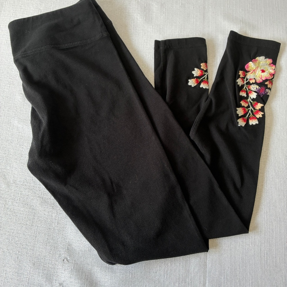 Betsey Johnson women's S black w/flower embroidered on ankle leggings